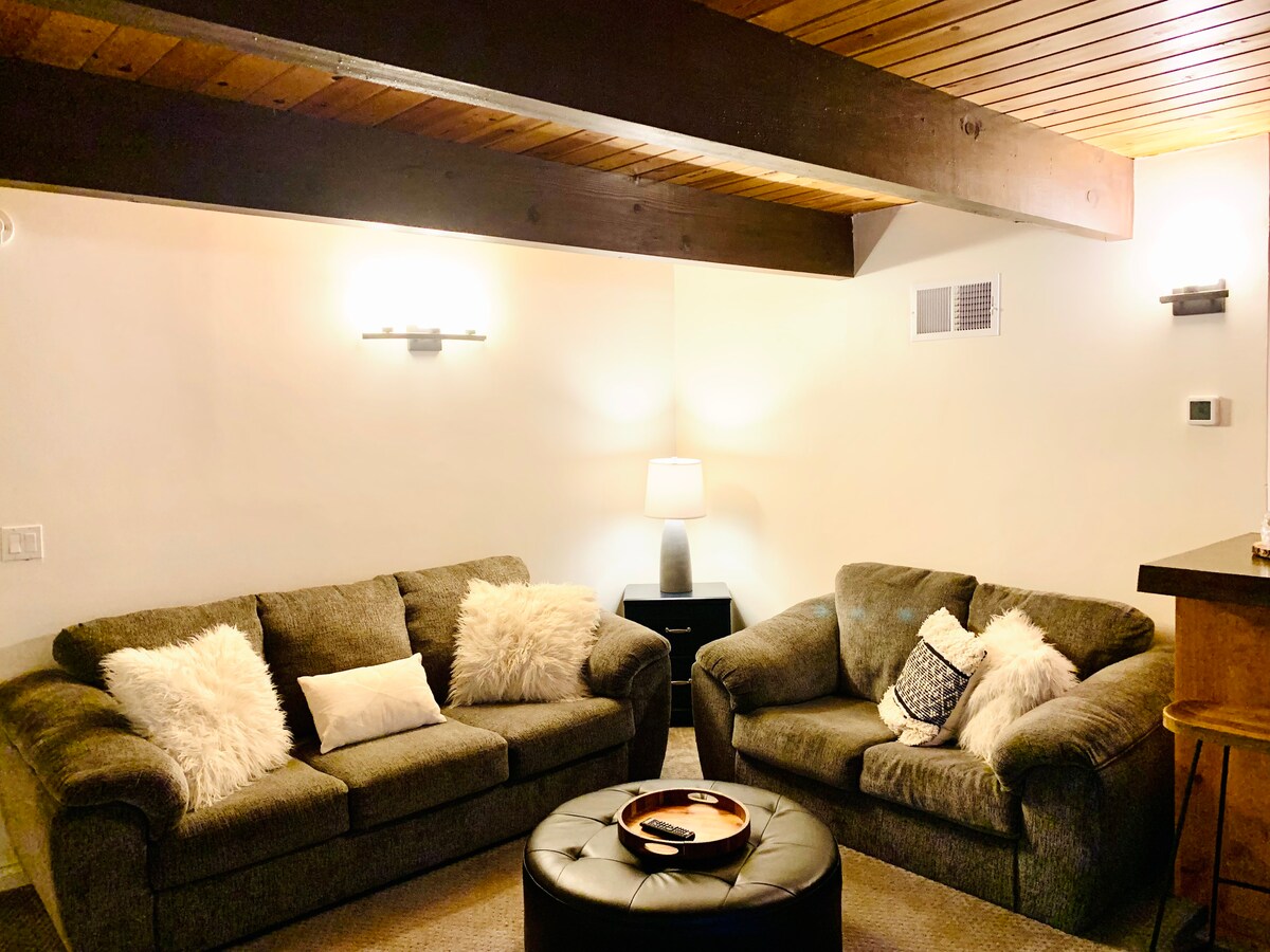 أرائك مريحة كبيرة الحجم، واحدة كبيرة تسحب إلى سرير بحجم كوين. 