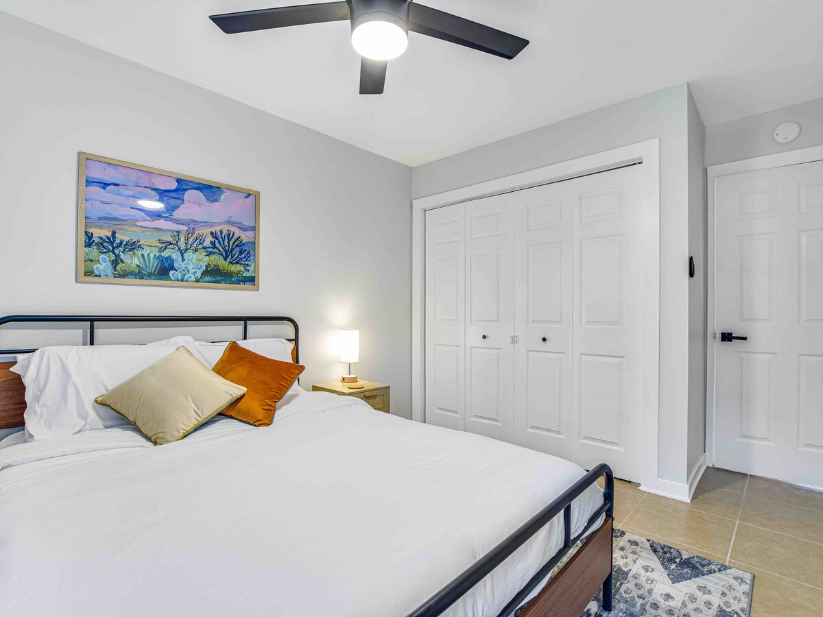 Modern Southwestern 2BR near SoCo