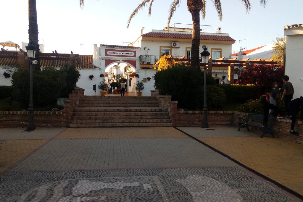 pAseo hacia la casa, aqui esta la farmacia, la iglesia, el médico, restaurante Miguel y la Bodeguita de Maria.