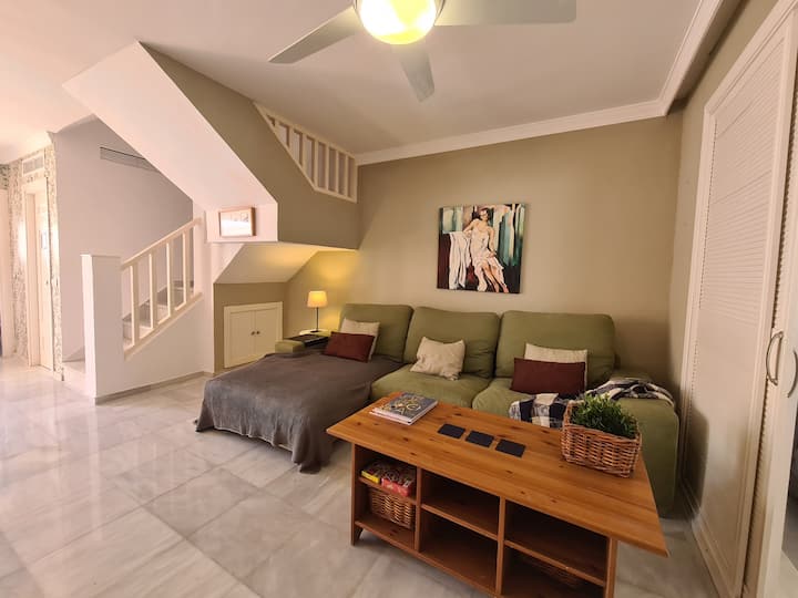 พื้นที่นั่งเล่นพร้อมโซฟายาวที่สบายๆ