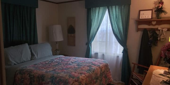 Ikamelo lesibili linombhede osayizi ophelele futhi lihlanganyela indlu yokugezela ephaseji.