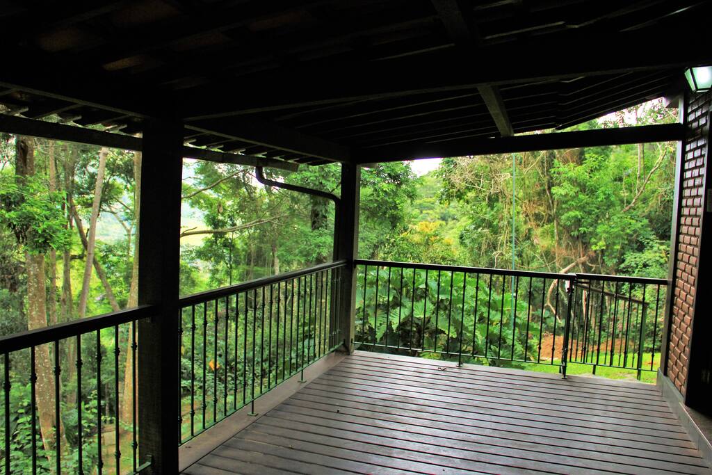 varanda casa de hóspedes para vegetação e acesso principal