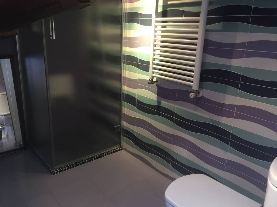 Baño aboardillado. Hay partes que son bajas( molesto para personas altas)