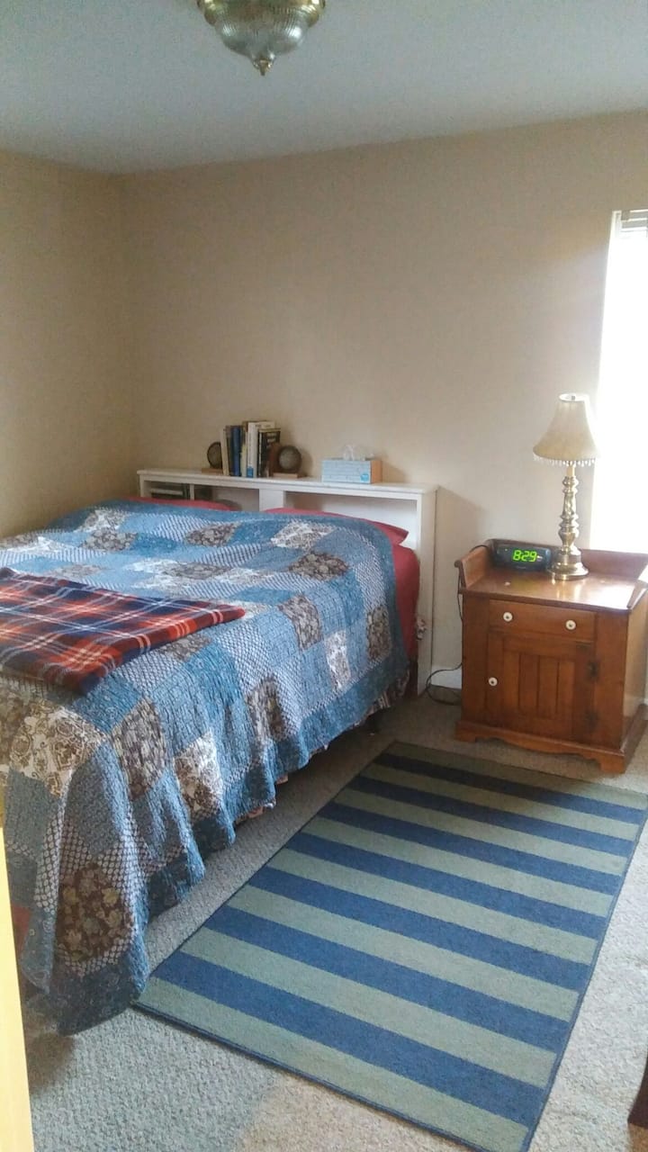 Брачен кревет, дополнителна постелнина и прекривки се чуваат за долгорочна или дополнителна употреба на гостите.