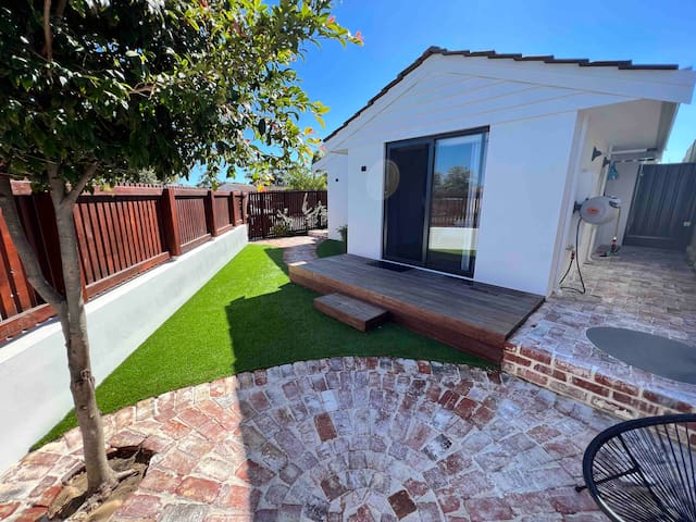 Boutique Beach House. Walk to beach, cafes, shops.