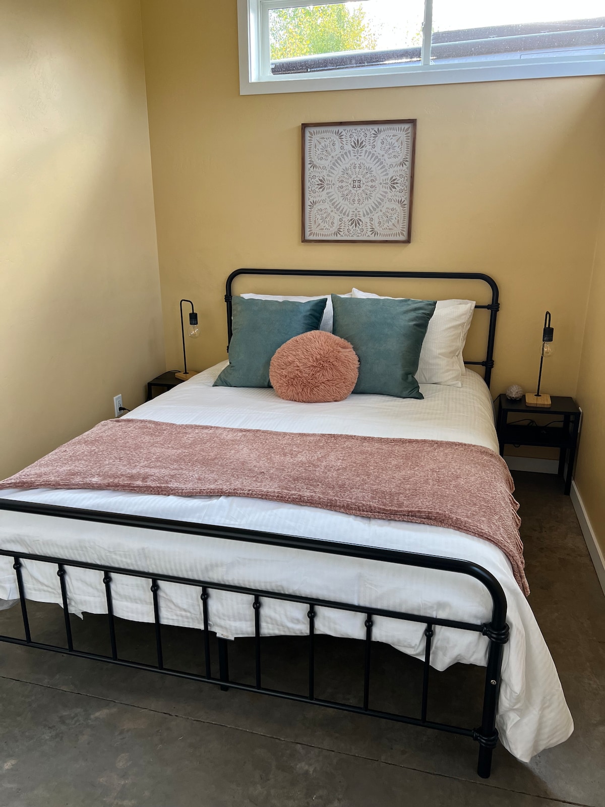 Disfruta de una buena noche de sueño en este colchón tamaño queen Helix 