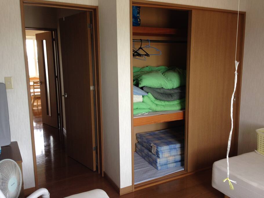 寝室です。ベッド2つ2組分の寝具があります。