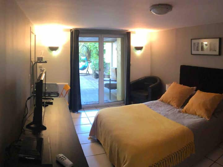 חדר גדול המשקיף למרפסת פרטית