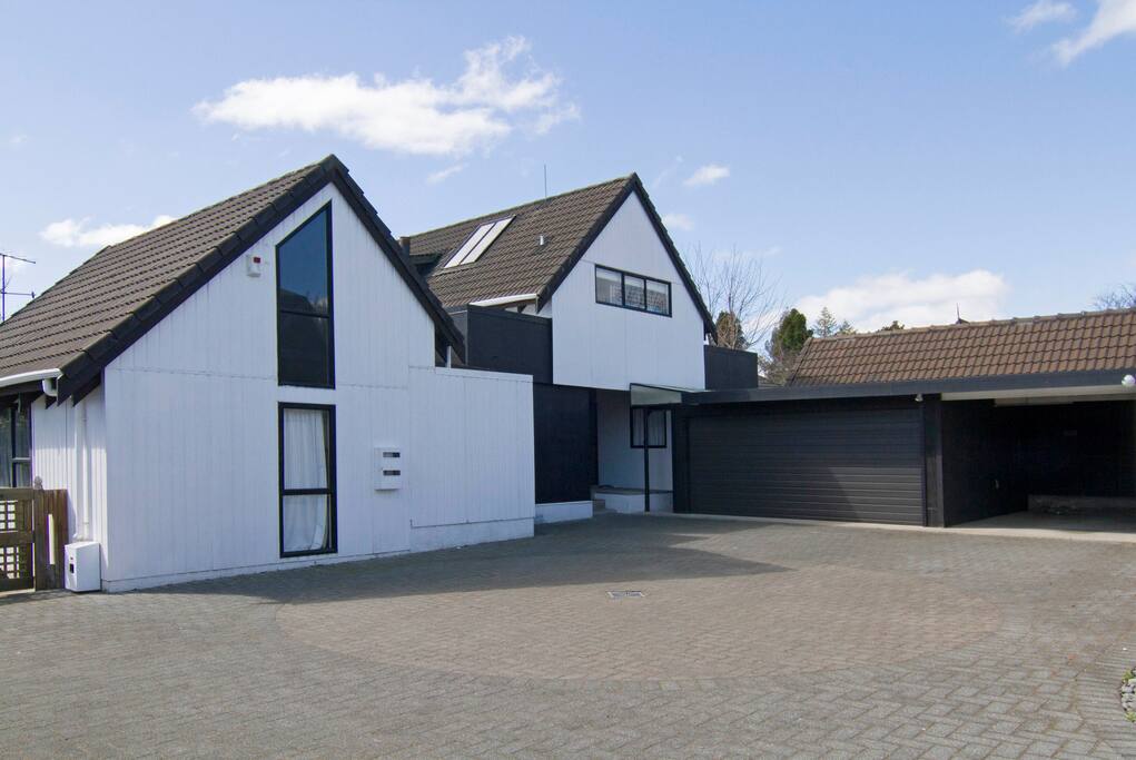 garages + car parking 度假屋外观