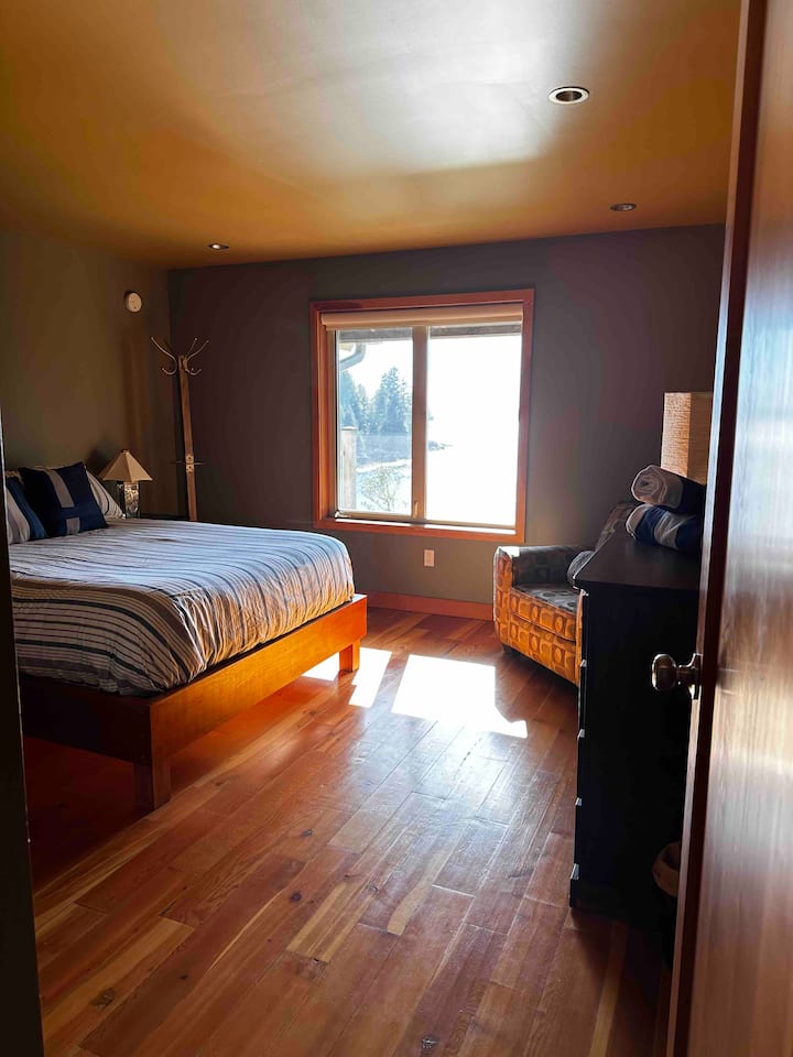 Dormitorio de arriba con cama tamaño queen