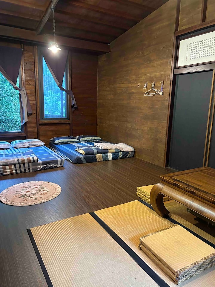 Ჟურნალის ოთახს აქვს ოთხი ლეიბი