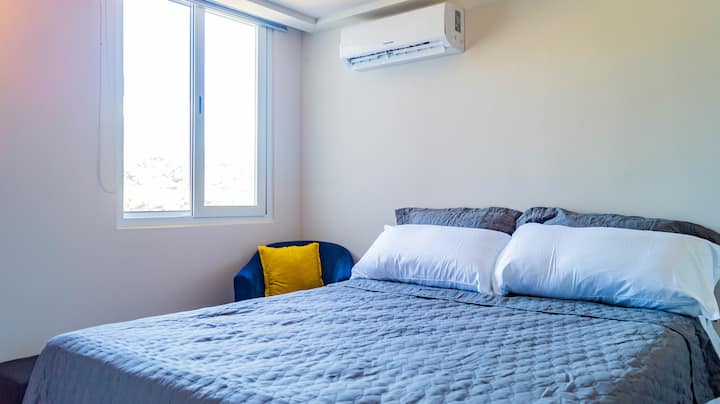 Glavna spavaća soba s klima-uređajem i udobnim bračnim krevetom.

Glavna spavaća soba s klima-uređajem, udobnim bračnim krevetom i pogledom na grad.