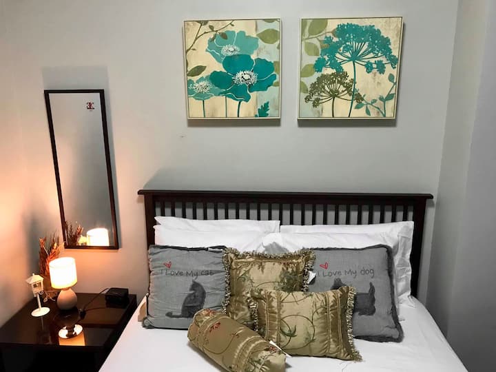 Siente la tranquilidad de la noche en este acogedor dormitorio ...