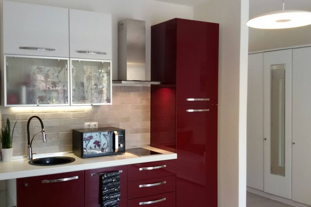 Cucina moderna con lavastoviglie e microonde