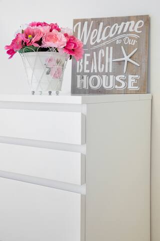 Mikeletes Beach House. Free Parking. AC. gallery image 5