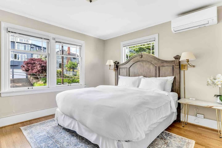 Priestranný hlavný apartmán s manželskou posteľou King, veľkými oknami a veľkým šatníkom.   