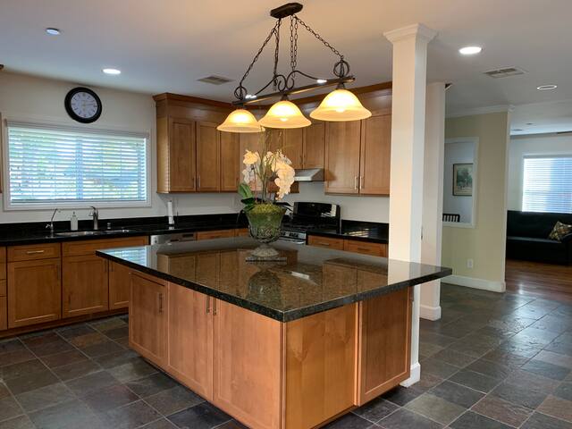 Beautiful Relaxing Quiet Home in Burbank Hills gallery image 3