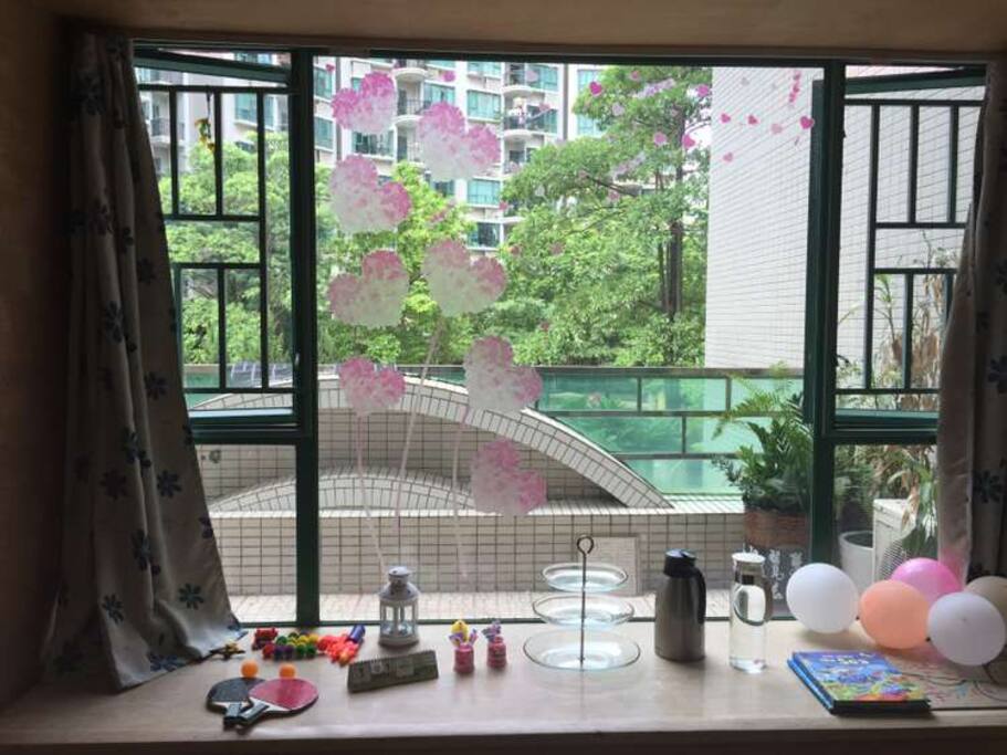 客厅飘窗,外面有个大阳台