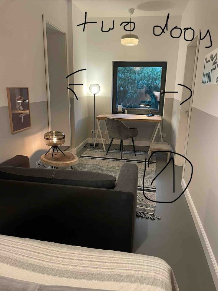 Habitación 1 , dormitorio con cama 1,40 y pequeño sofá cama negro para personas pequeñas o niños 1,80 x0,90, con escritorio , con dos puertas para cerrar 