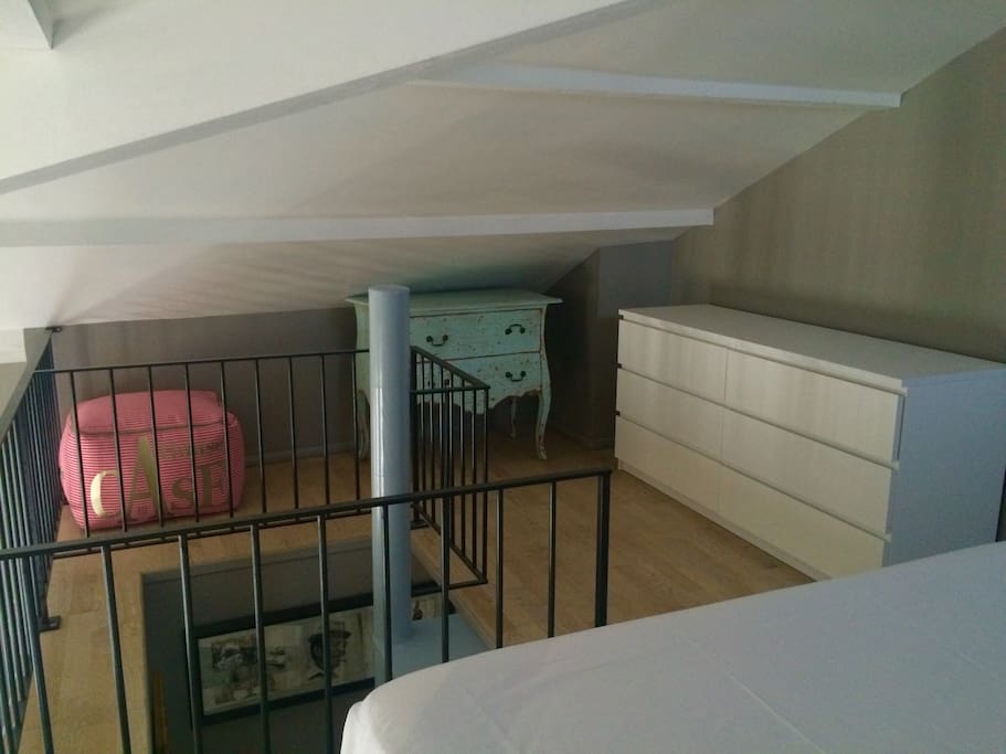 Le coin chambre est situé en haut du duplex