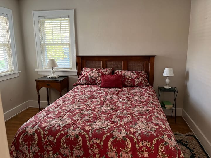 Брачен кревет (широк 150-179 см) на првиот кат и има заедничка бања со тоалет и спална соба со сунѓер спроти неа. 