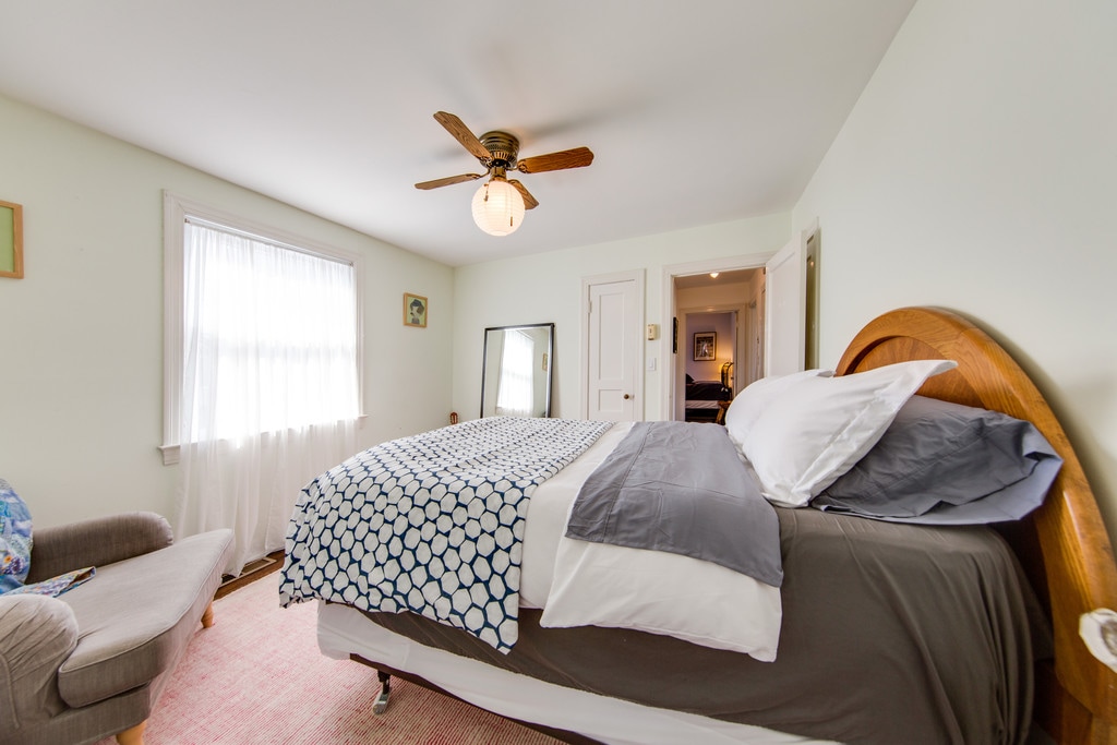 Gult sovrum med utsikt över tallarna. 