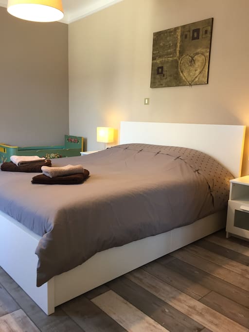 Chambre 3
1 grand lit
( 160/200 )
1 lit bébé
TV écran plat