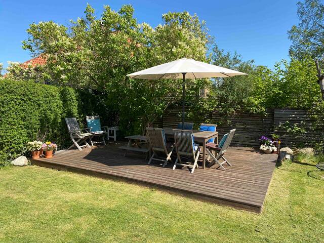 Green & sunny oasis close to beach and city center gallery image 2