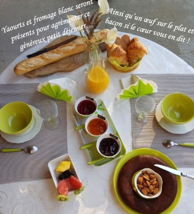 Petit déjeuner à la carte : boissons chaudes, jus de fruits et laitage sont accompagnés de pain frais, croissants, confitures maison, brochettes de fruits, fruits secs, oeufs/bacon.