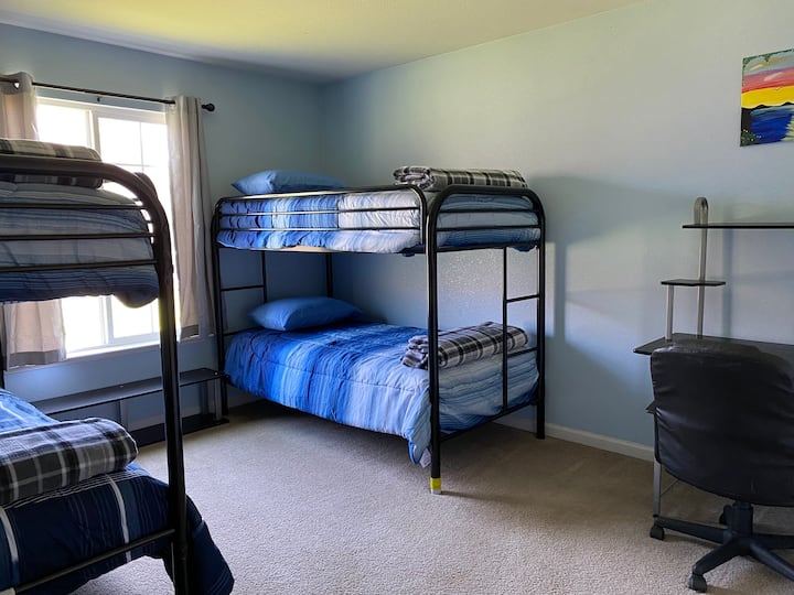 Dormitorio 3, 2 juegos de literas, armario,   escritorio y silla.