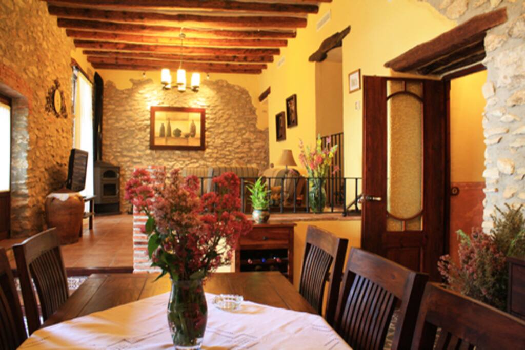 Comedor y sala estar al fondo