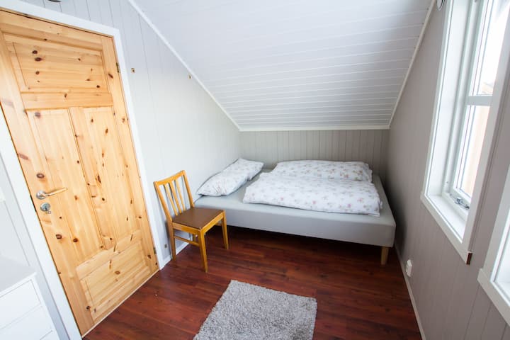 ห้องนอน 1 มี 2 เตียง (140x200 และ 90x200)