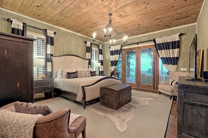 ห้องนอนหลักชั้นล่างพร้อมวิวภูเขาที่ยอดเยี่ยม มีผ้าม่านที่กำหนดเองเตียงคิงไซส์โคมระย้าโบราณทีวีจอแบนขนาดใหญ่และตกแต่งด้วยความสะดวกสบายและความหรูหรา ห้องน้ำใหญ่แยกต่างหากอยู่ตรงข้ามห้องโถง