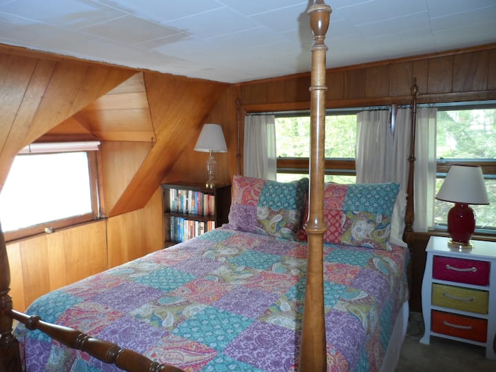 楼上的第二间卧室，左侧的窗户可俯瞰湖景。只有一张全尺寸的床，天花板为7英尺。