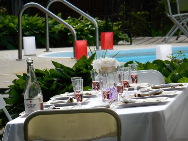 2 Double Beds. Nice pool/backyard, near Six Flags.
