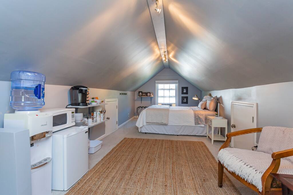 Queen sized bed, kitchenette