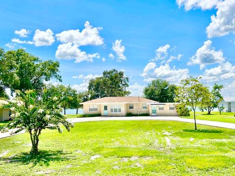 Lake Denton's Lakeside Getawaylll