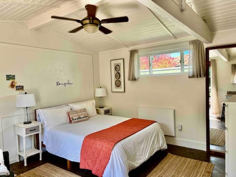 Bungalow in Bluebird Canyon - Walk to the Beach!
