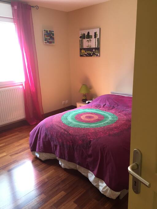 chambre adulte. lit 2 places