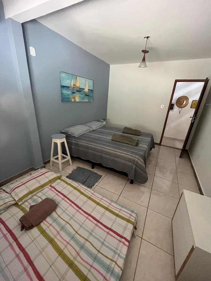 房间配备空调、1张双人床和2张单人床垫！ 