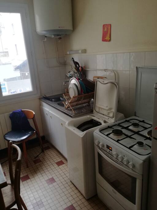 Four plaques de cuisson frigo cafetière lave linge