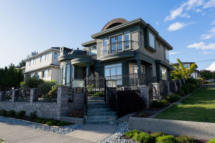 Fraserview home 15mins from airport/20mins from DT