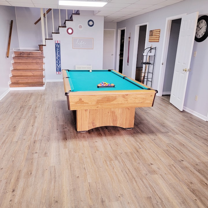 Bodrumi ofron dy dhoma gjumi të tjera, një sallë lojërash për fëmijë dhe një verandë tjetër jashtë.  Plus kjo tavolinë e bukur pishine gjithashtu mund të shndërrohet në një tavolinë ping-pongu.