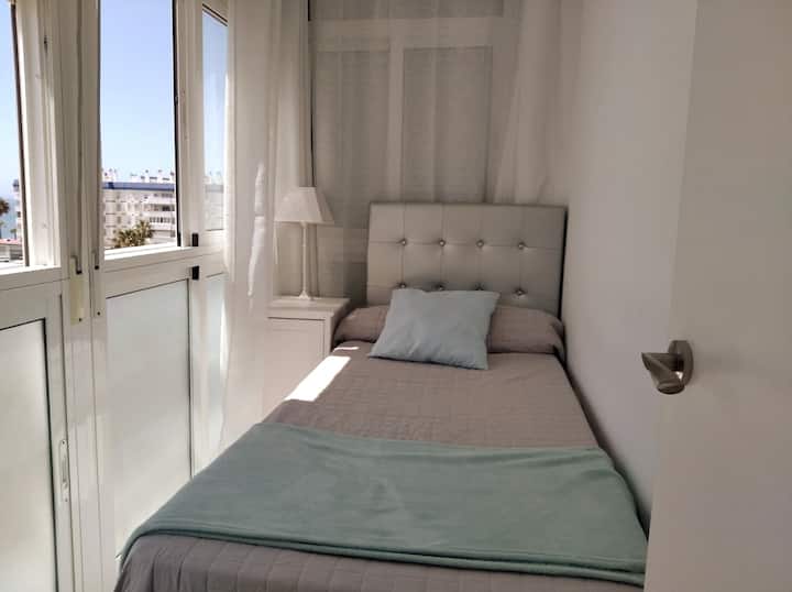 2e bed in aparte slaapkamer met tv 

2d bed in aparte slaapkamer met TV