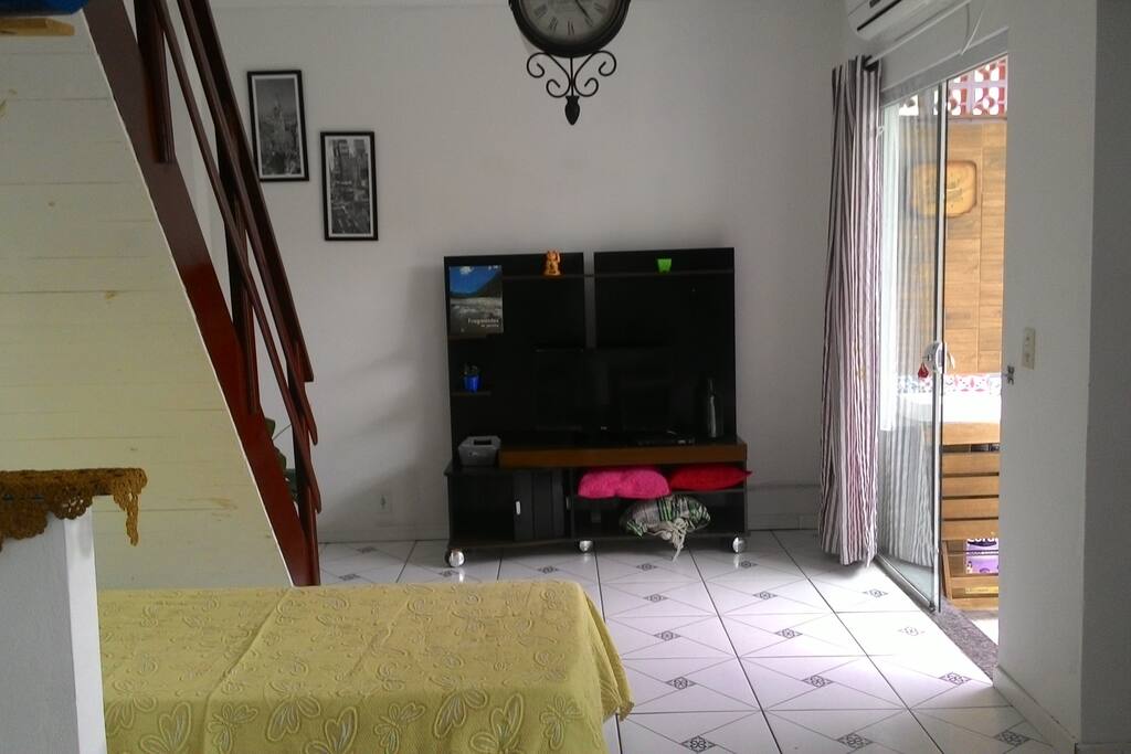 Sala com ar split , tv a cabo, cama de solteiro e colchão extra.