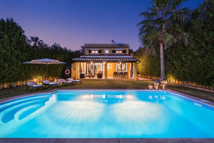 Precioso chalé con piscina privada, AACC y Wifi