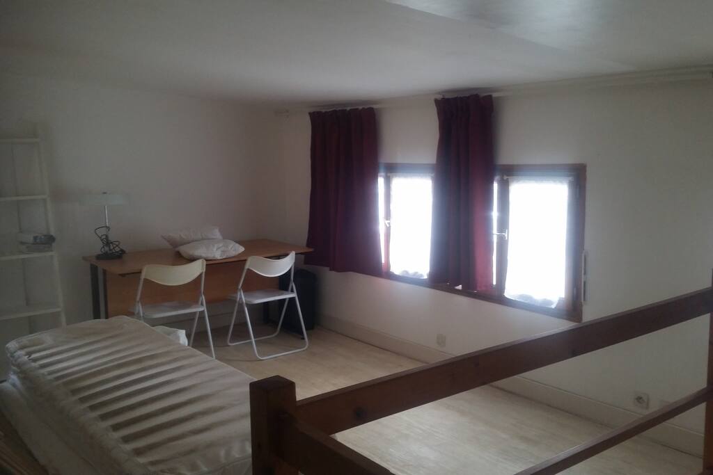 Couchage et bureau au 1