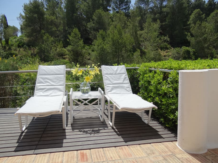 Terrasse in grüner Oase - mit Meerblick