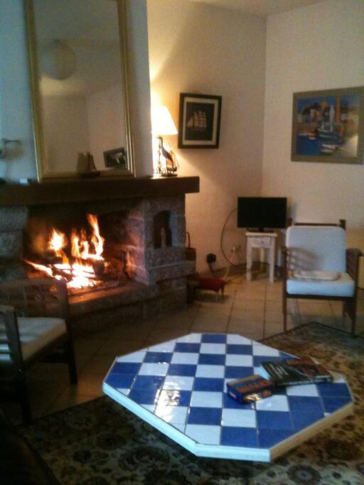 Salon avec cheminée