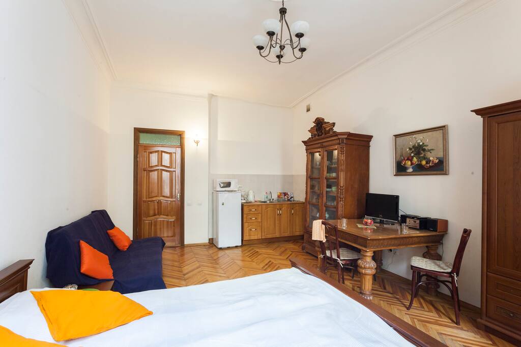 Te vieuw of the studio - large room with kitchen corner. Behind the door there an entrance hall and bathroom.